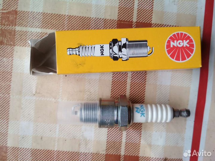 Свеча зажигания NGK BPR7HS-10