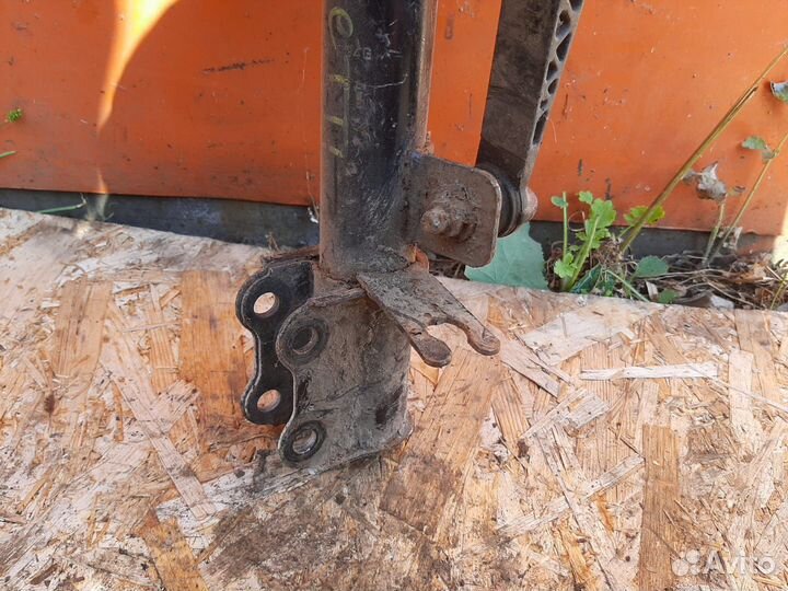 Задняя левая стойка подвески Chevrolet Lacetti