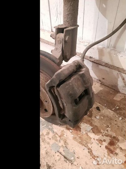 Передняя правая стойка renault logan 1 в сборе