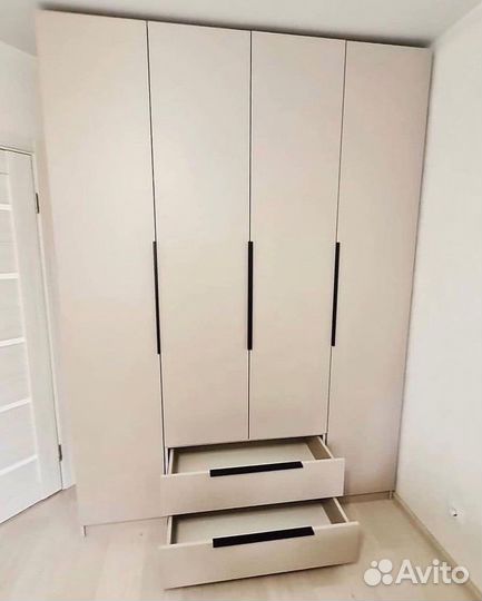 Шкаф распашной с полками