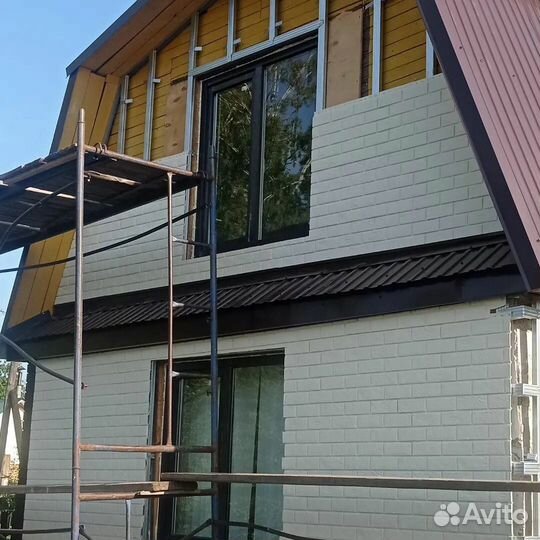 Бригада строителей пристройки бани дома