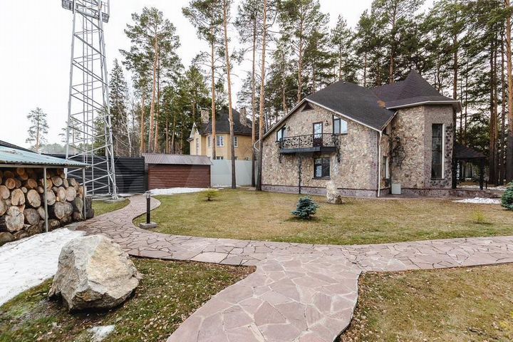 Дом 600 м² на участке 1,52 га