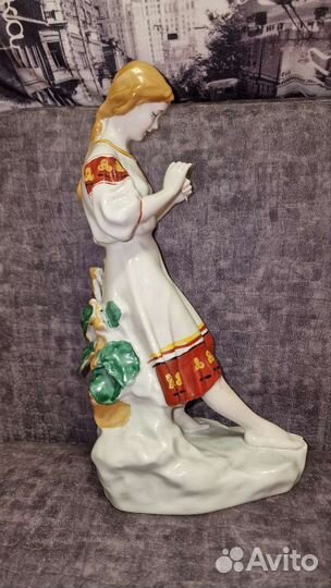 Фарфоровая статуэтка гадание на ромашке