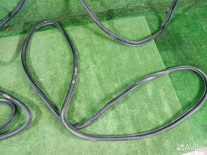 Уплотнитель резинка Audi Q7 4LB BHK (3.6) 2009