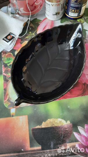 Тарелка листик для салата чёрная фарфор