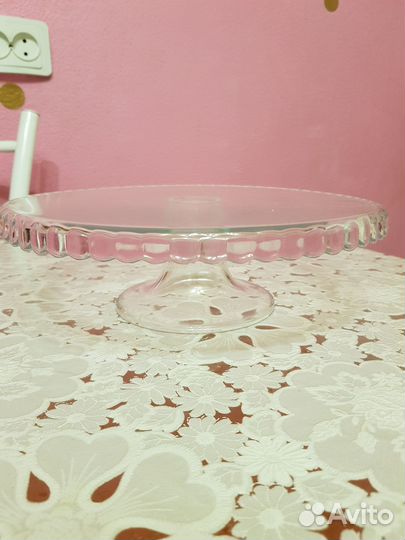 Тортница на ножке из стекла