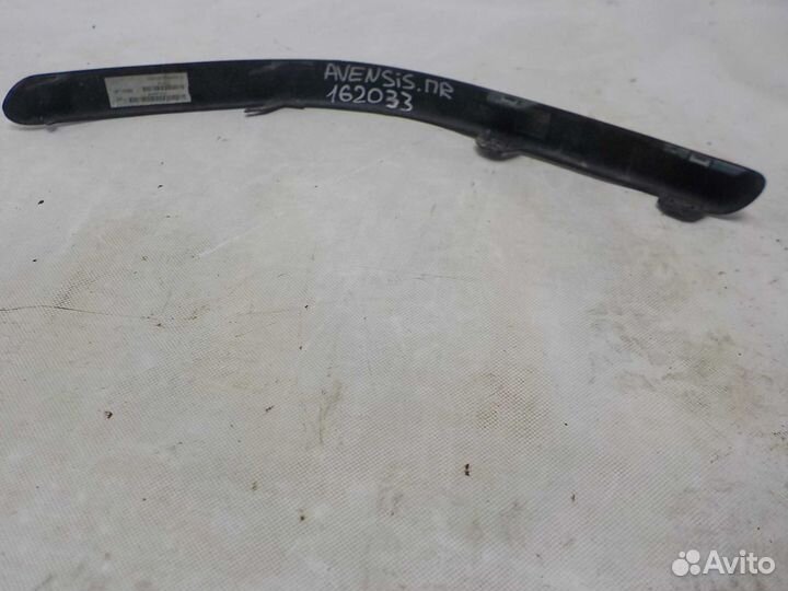 Накладка переднего бампера правая Toyota Avensis