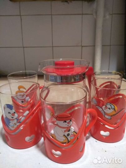 Набор посуды из стаканов в подстаканниках кувшина