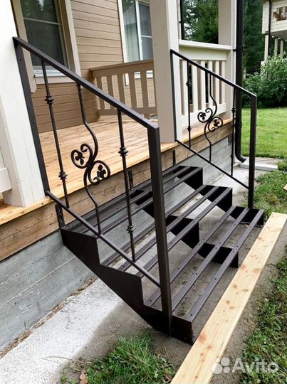 Прямая лестница на металлокаркасе