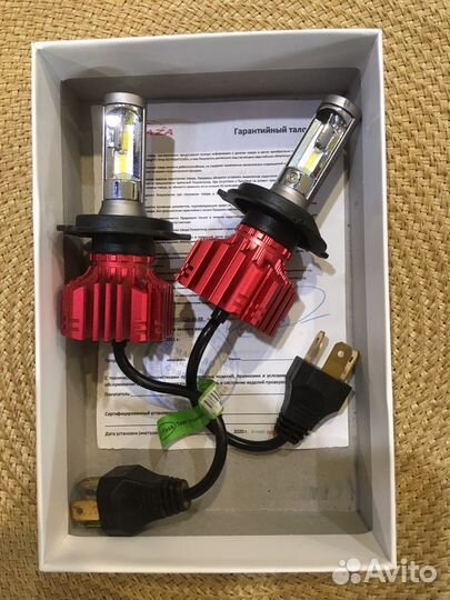 Двелампочки ближнего и дальнего света фар