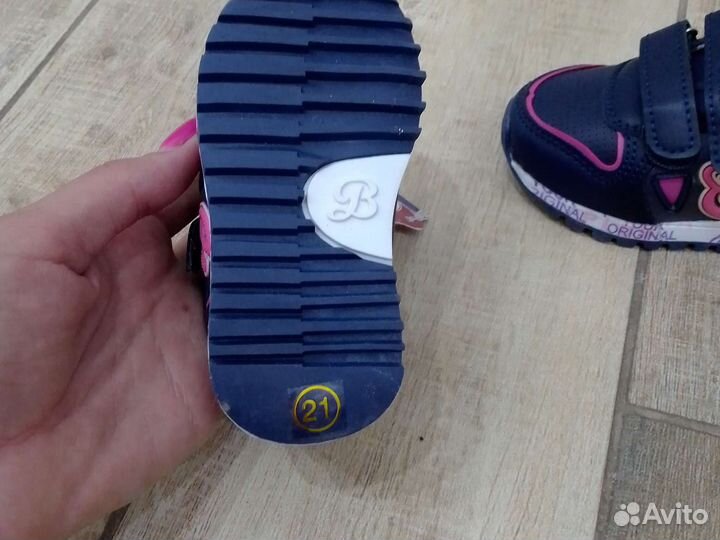 Кроссовки для девочки новые