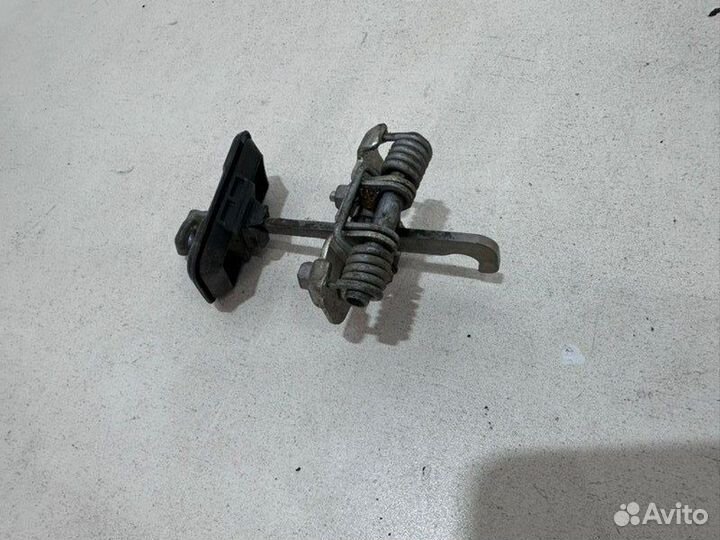Ограничитель двери задний Renault Duster 1