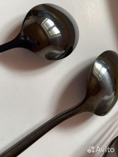 Столовые приборы черного цвета