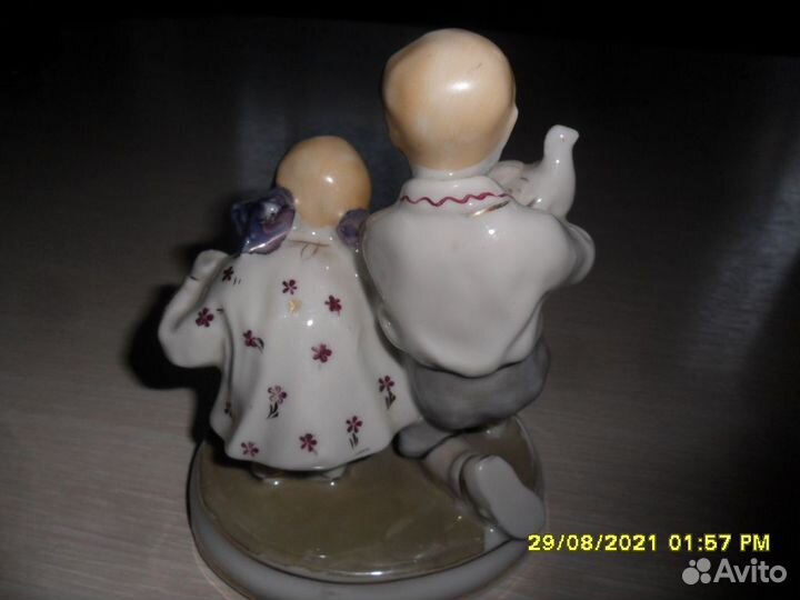 Статуэтка фарфоровая 