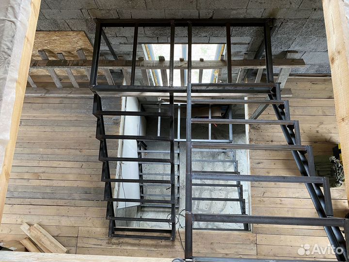 Лестница на металлическом каркасе без посредников