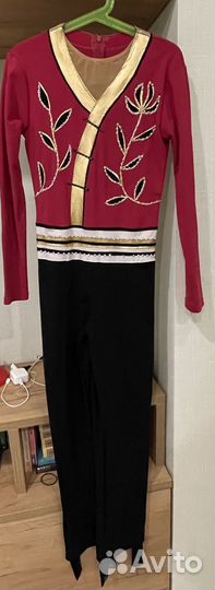 Костюм для выступлений по фигурному катанию