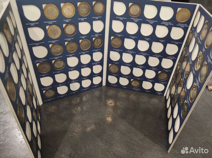 Коллекционный альбом с монетами биметалл