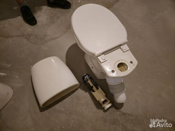 Унитаз с бочком и раковина