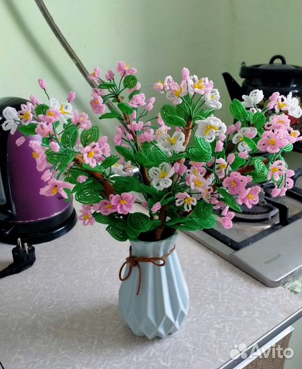 Ветки цветущего дерева из бисера. Ручная работа