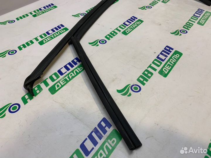 Уплотнитель двери стекла передний левый Mazda 3Bp