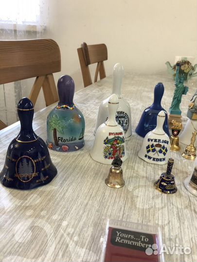 Коллекция колокольчиков и сувениров из разных стра