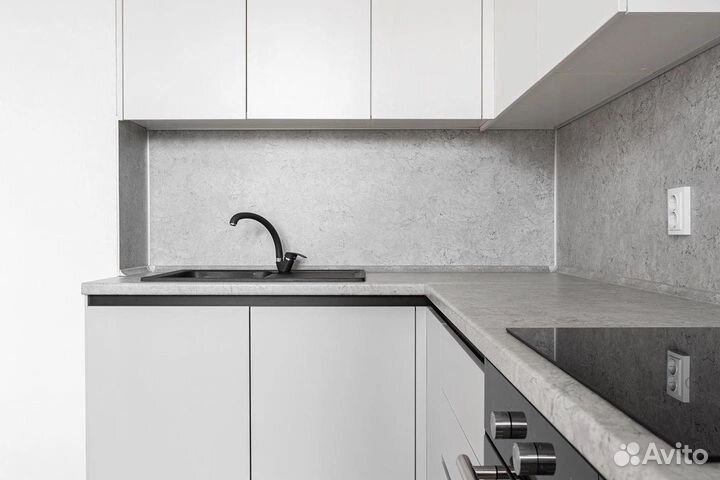 Светлая кухня до потолка с подсветкой в рассрочку