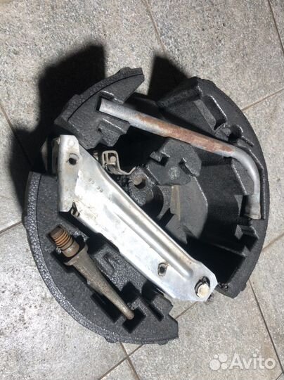 Органайзер в запаску audi a6c5 домкрат инструмент