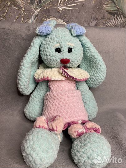 Вязанная игрушка Зайчик