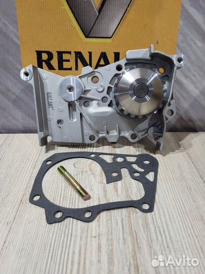 Помпа водяной насос Renault sandero