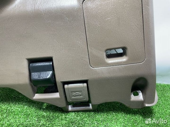 Консоль под рулевой колонкой Toyota Hilux Surf