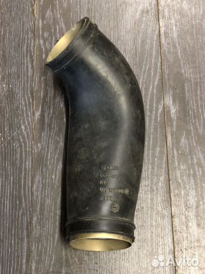 Патрубок воздушного фильтра Audi A8 D2 077129627D