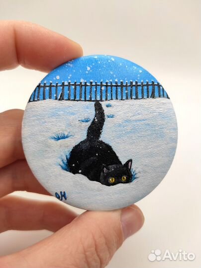 Значок на сумку картина акрилом Котик в снегу