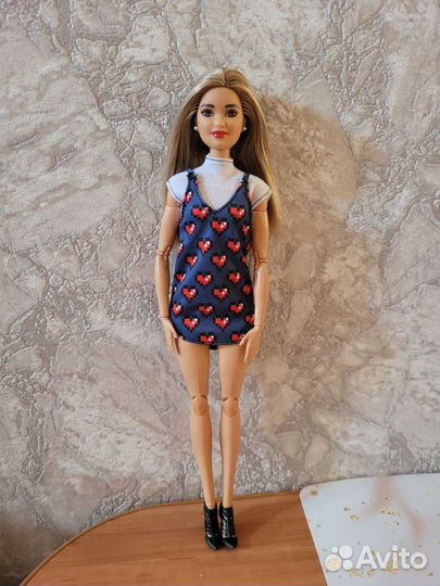Кукла барби fashionistas на теле made to move