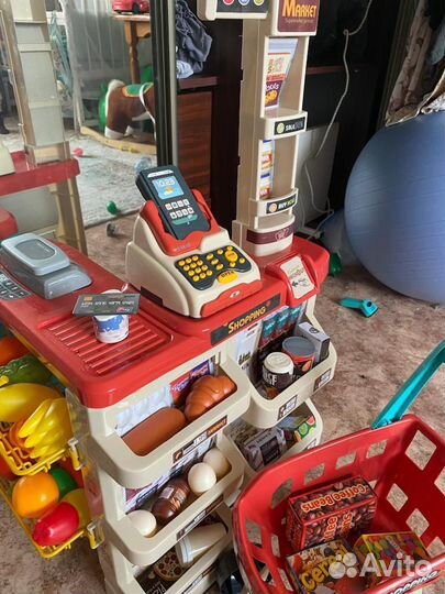 Супермаркет с тележкой