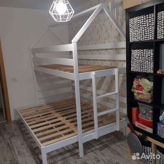 Двухъярусная кровать домик