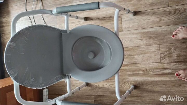 Стул послеоперационный или инвалидный