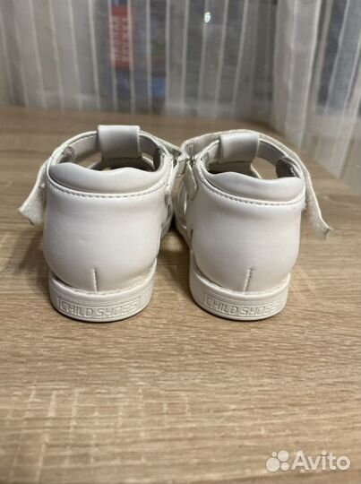 Сандали для девочки белые