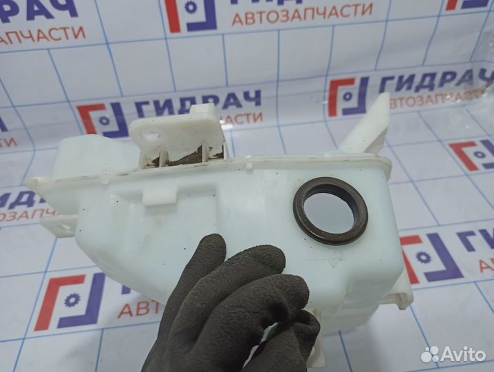 Бачок омывателя лобового стекла с насосом Mitsubis