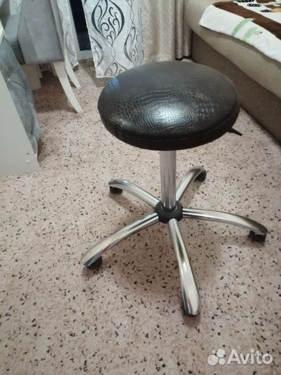 Стул для мастера педикюра