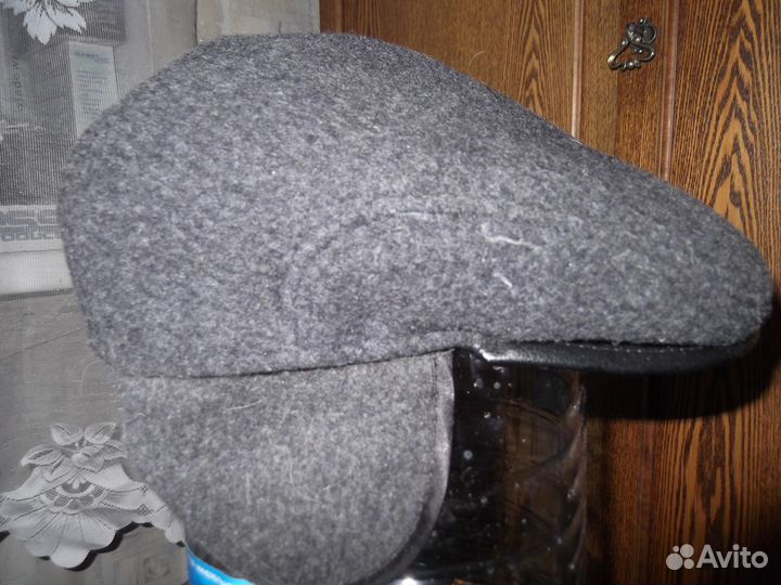 Мужская кепка и кожаная