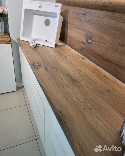 Кухня угловая в наличии. Цена со столешницей