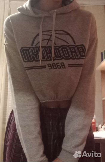 Укороченная кофта с капюшоном