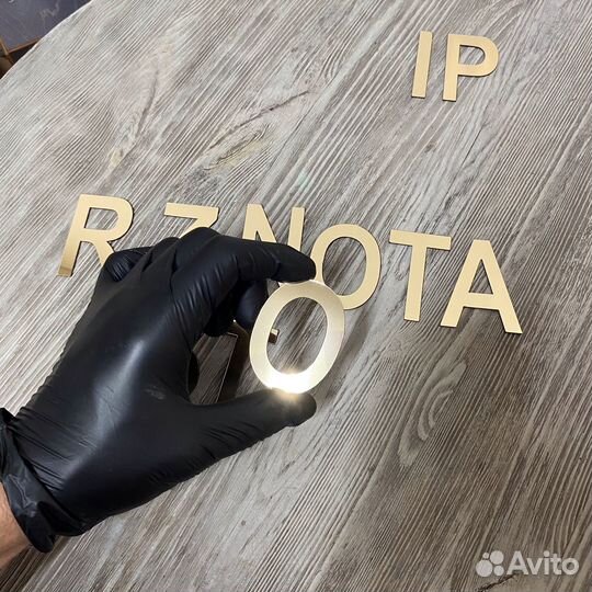 Логотипы из зеркального пластика