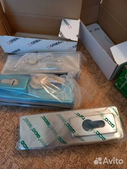 Замок для цельностеклянных дверей