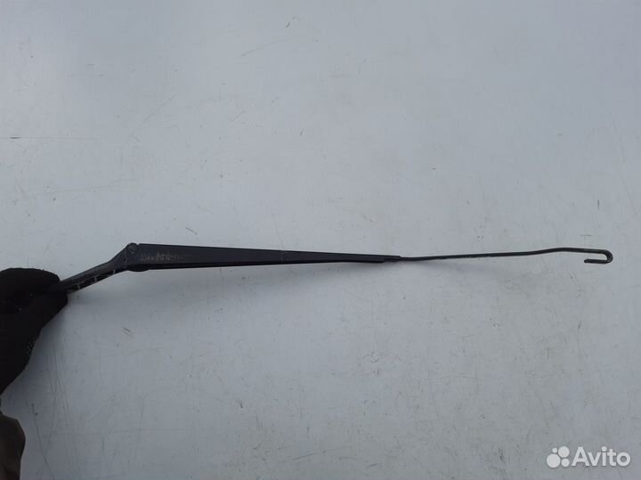 Поводок стеклоочистителя правый Пежо 206