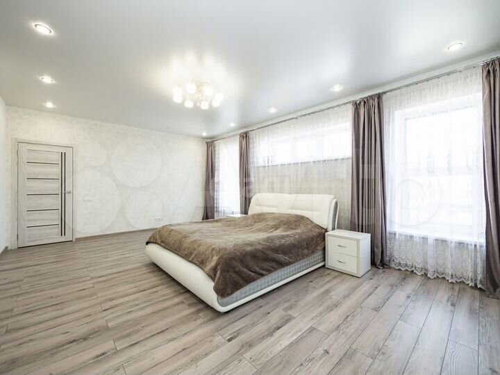 Дом 297 м² на участке 10,2 сот.