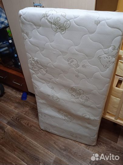 Детская кроватка с маятником