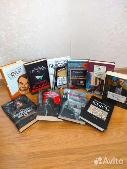 Книги в ассортименте, художественная литература