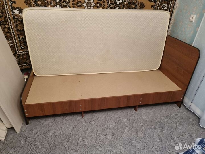 Кровать