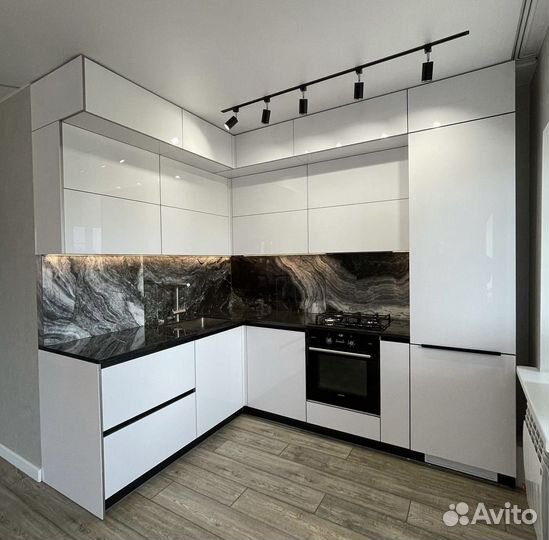 Угловая кухня без ручек